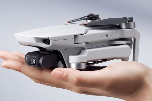 DJI Mini 4K Fly More Combo con 3 batterie e accessori crolla a 349€, si guida senza patentino