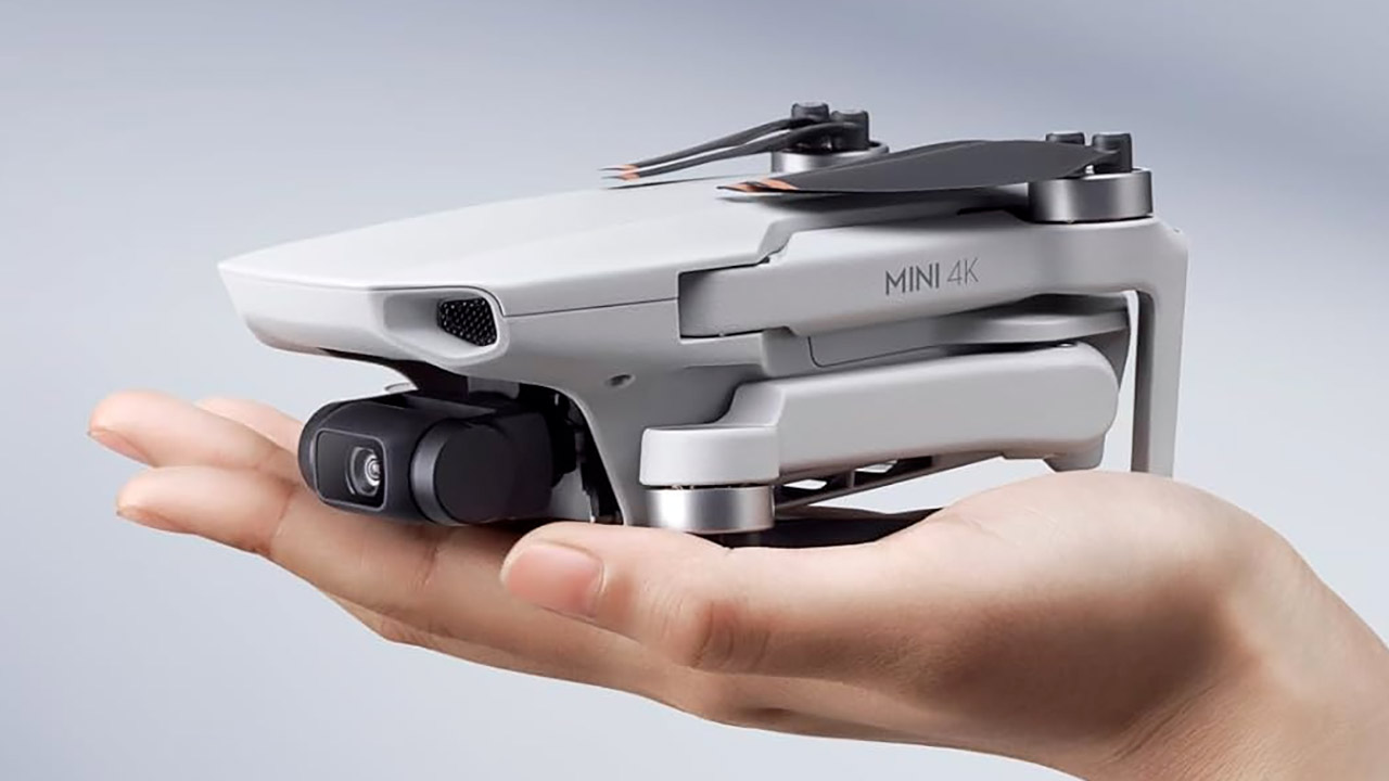 DJI Mini 4K Fly More Combo con 3 batterie e accessori crolla a 349€, si guida senza patentino