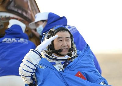 Gli astronauti cinesi di Shenzhou-20 sono rientrati a bordo della navicella di Shenzhou-21 a causa di un danno a un oblò