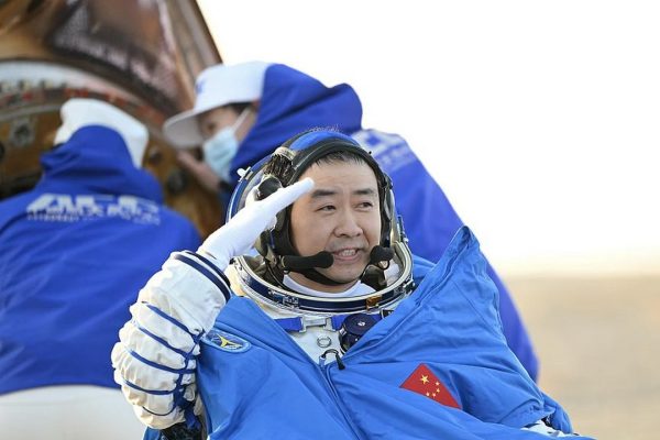 Gli astronauti cinesi di Shenzhou-20 sono rientrati a bordo della navicella di Shenzhou-21 a causa di un danno a un oblò