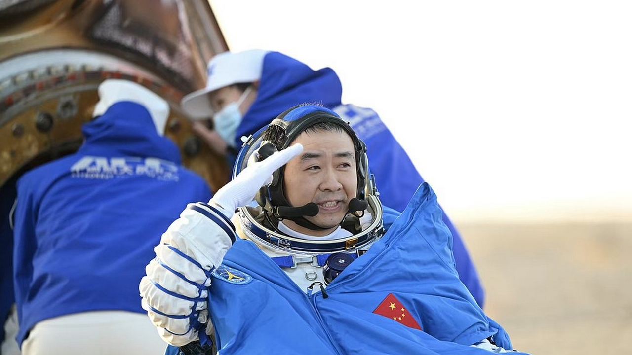 Gli astronauti cinesi di Shenzhou-20 sono rientrati a bordo della navicella di Shenzhou-21 a causa di un danno a un oblò