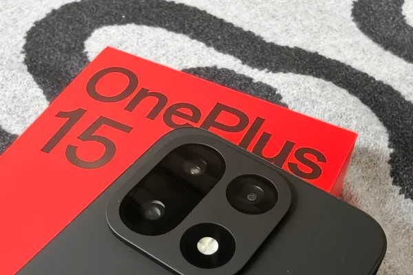 Recensione OnePlus 15, ricco e potente ma con un problema di personalità