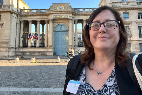 In Francia c’è una nuova inchiesta per violenze su centinaia di donne che coinvolge un ex funzionario del governo