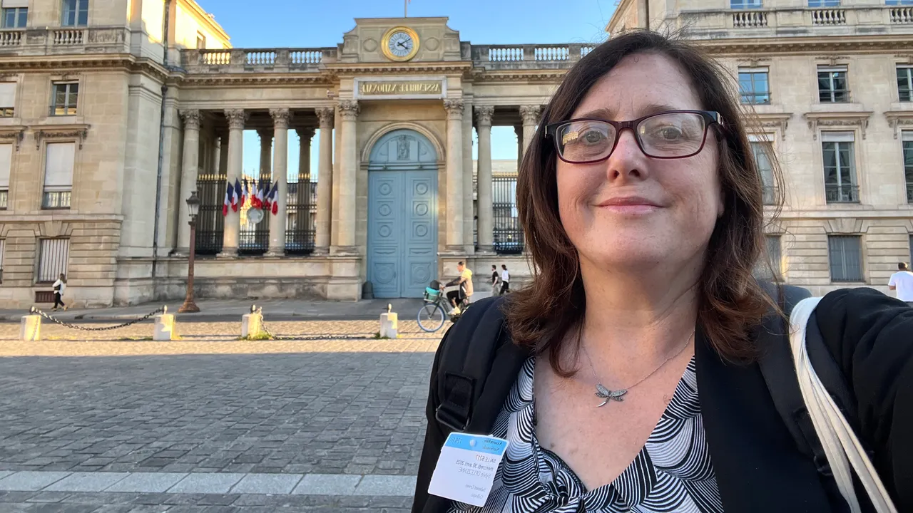 In Francia c’è una nuova inchiesta per violenze su centinaia di donne che coinvolge un ex funzionario del governo