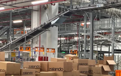 Zalando, abbiamo visitato il grande magazzino ecommerce in Italia. Per capire come i vestiti arrivano a casa nostra, passando per le “mani” di robot e AI