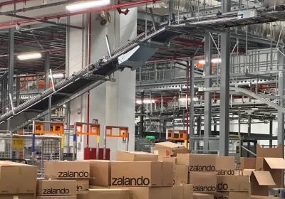 Zalando, abbiamo visitato il grande magazzino ecommerce in Italia. Per capire come i vestiti arrivano a casa nostra, passando per le “mani” di robot e AI