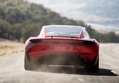Il CEO di OpenAI si lamenta della sua Tesla Roadster mai ricevuta, Musk risponde dandogli del ladro