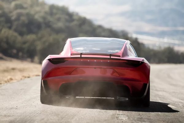 Il CEO di OpenAI si lamenta della sua Tesla Roadster mai ricevuta, Musk risponde dandogli del ladro