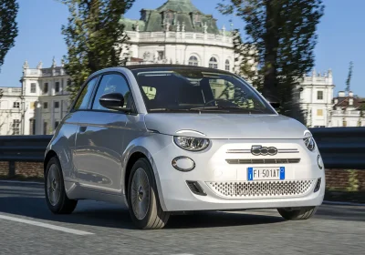 Il record indesiderato che la nuova Fiat 500 Hybrid ha strappato alla Dacia Spring