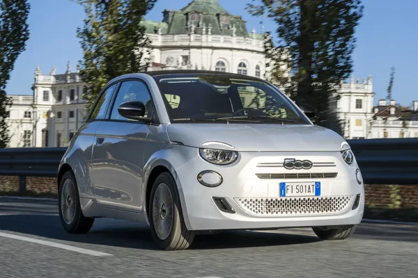 Nuova Fiat 500 ibrida al debutto. Elkann: 'mercato non ancora pronto all'elettrico'