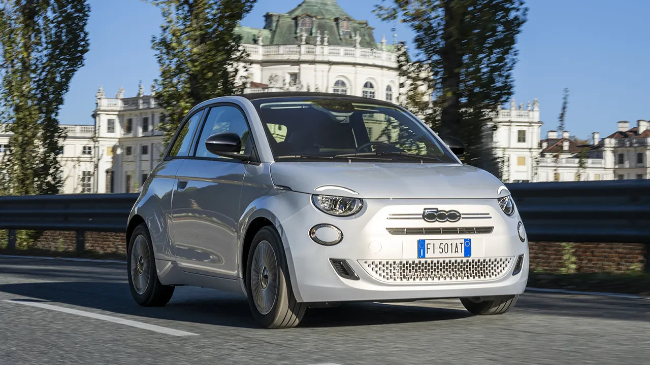 Il record indesiderato che la nuova Fiat 500 Hybrid ha strappato alla Dacia Spring