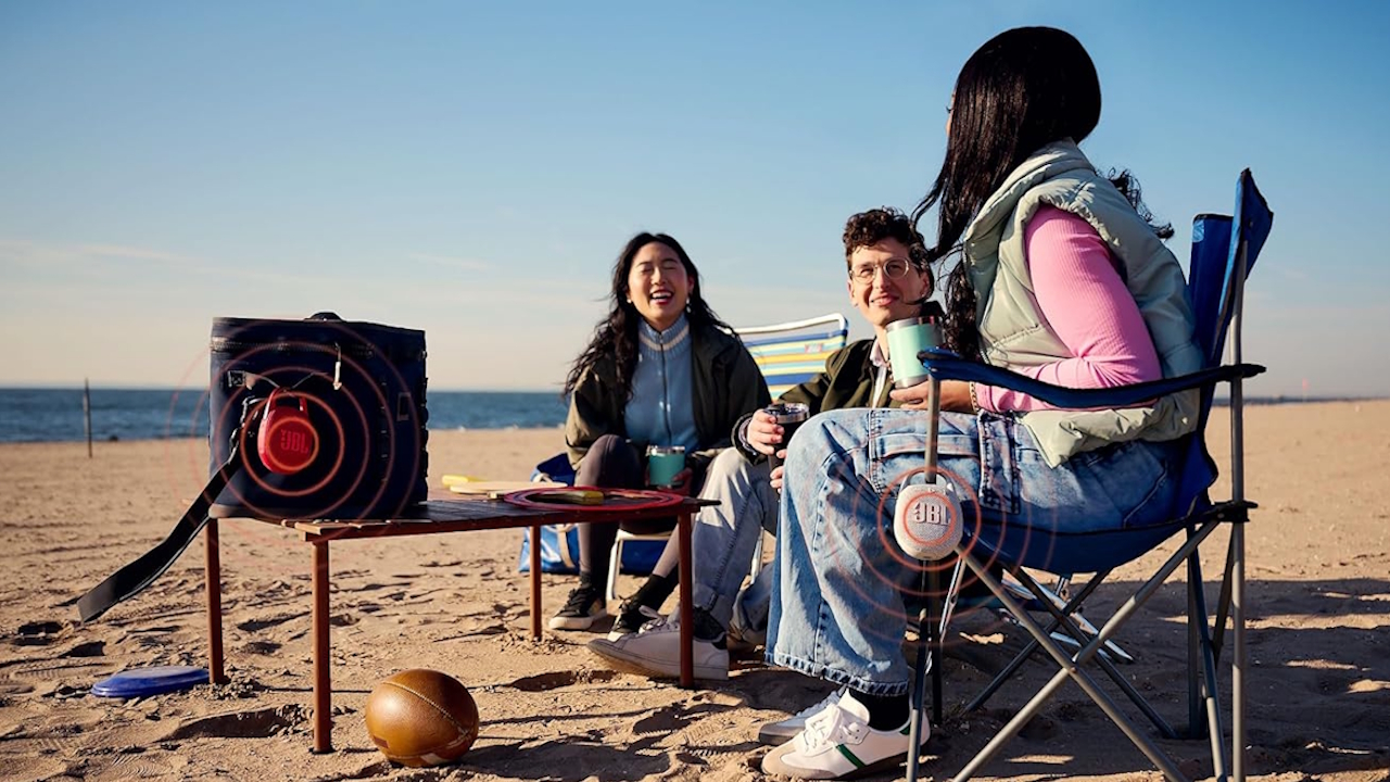 JBL Clip 5 a soli 39€ su Amazon: lo speaker Bluetooth tascabile, impermeabile perfetto per ogni occasione