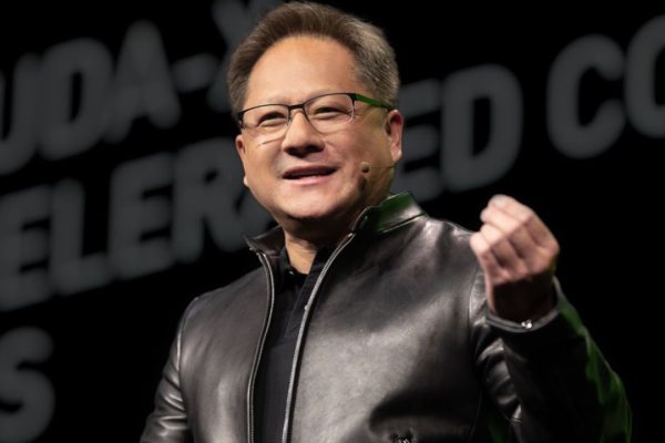 Jensen Huang (NVIDIA): 'L'AI non è una nuova bolla delle Dot-com, ogni GPU è accesa e lavora'