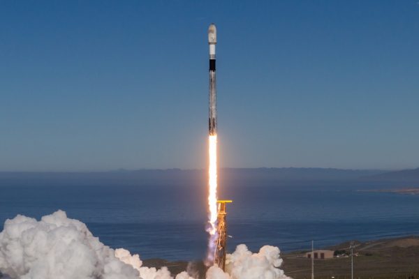 La missione Transporter-15 di SpaceX ha lanciato 140 satelliti in orbita con un razzo spaziale Falcon 9