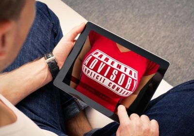 La verifica dell'età per i siti porno non funziona: Pornhub chiede aiuto alle Big Tech per trovare una soluzione migliore