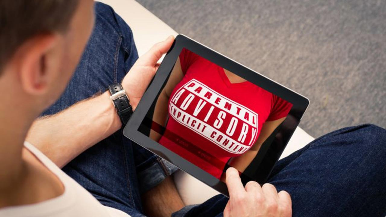 La verifica dell'età per i siti porno non funziona: Pornhub chiede aiuto alle Big Tech per trovare una soluzione migliore