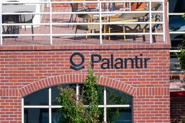 Michael Burry sfida la febbre AI: maxi scommessa da 1,1 miliardi contro Nvidia e Palantir