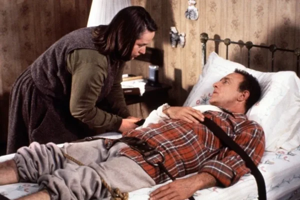 Sono passati 35 anni e la follia ossessiva di Misery non deve morire continua a spaventarci a morte