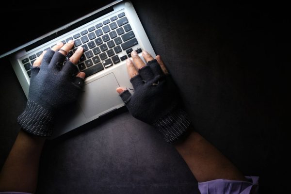 Phishing evoluto contro Apple ID: caso finto, email autentica e la trappola del codice