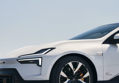 Polestar 4 legge la strada al tuo posto: è la prima auto con le corsie intelligenti di Google Maps