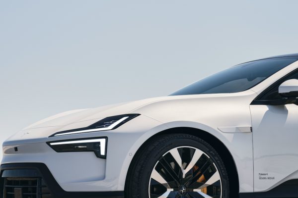 Polestar 4 legge la strada al tuo posto: è la prima auto con le corsie intelligenti di Google Maps