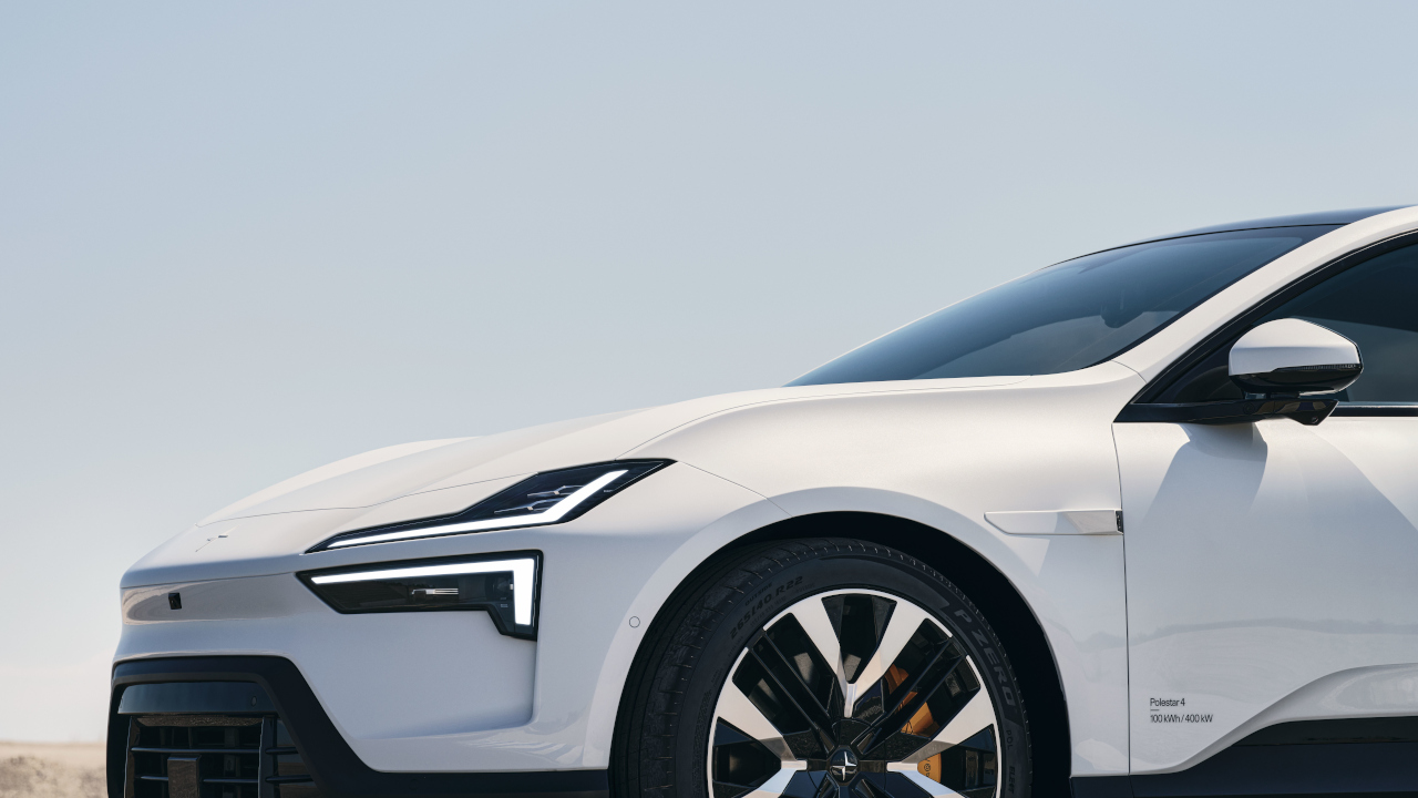Polestar 4 legge la strada al tuo posto: è la prima auto con le corsie intelligenti di Google Maps