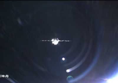 Posticipato il rientro dell'equipaggio cinese di Shenzhou-20 a causa di un detrito spaziale che ha colpito la navicella