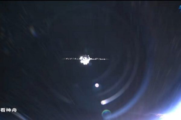 Posticipato il rientro dell'equipaggio cinese di Shenzhou-20 a causa di un detrito spaziale che ha colpito la navicella