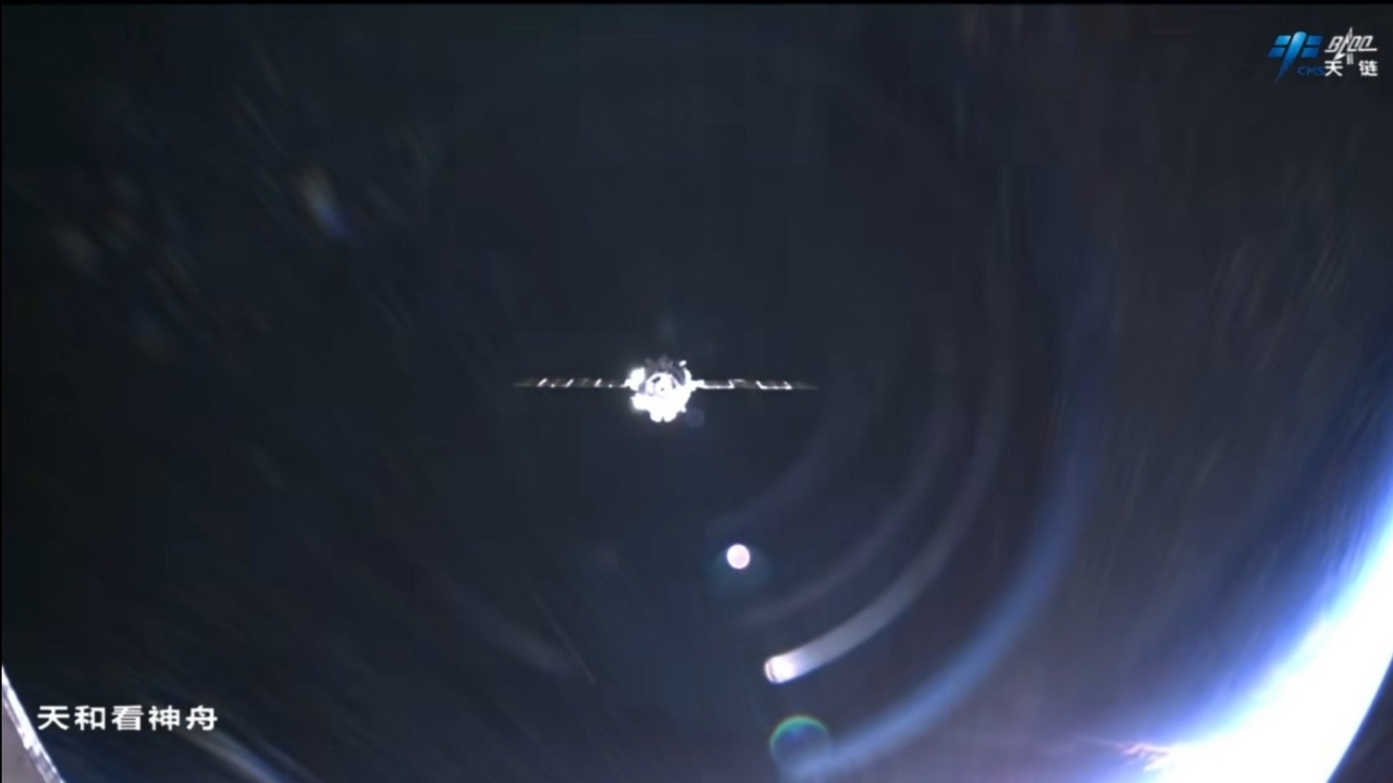 Posticipato il rientro dell'equipaggio cinese di Shenzhou-20 a causa di un detrito spaziale che ha colpito la navicella