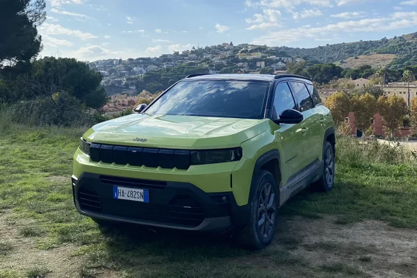 Primo contatto con nuova Jeep Compass elettrica: bella e comoda anche in off-road