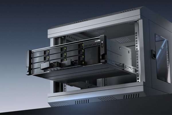 QNAP TS-h1655XeU-RP: filesystem ZFS e connettività a 10 GbE per archiviazione e virtualizzazione