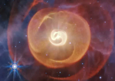 Gli occhi del James Webb regalano la straordinaria immagine di quattro anelli di polvere in espansione nel sistema stellare di Ape