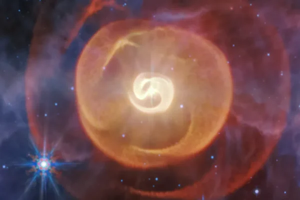 Gli occhi del James Webb regalano la straordinaria immagine di quattro anelli di polvere in espansione nel sistema stellare di Ape