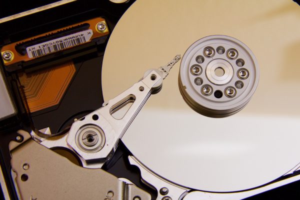 Seagate raggiunge 6,9 TB per piatto con HAMR: verso hard disk da 55 TB