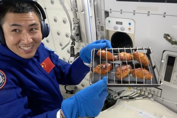 Shenzhou-21: esperimenti sui topi in orbita e installato un forno ventilato per cucinare sulla stazione spaziale cinese