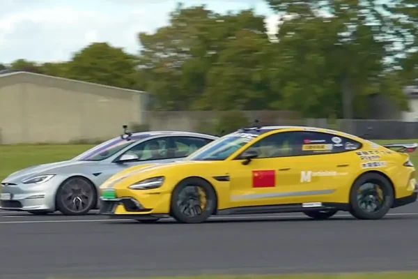 Stop alle super-accelerazioni delle auto elettriche? La Cina propone nuove norme e pensa alla sicurezza