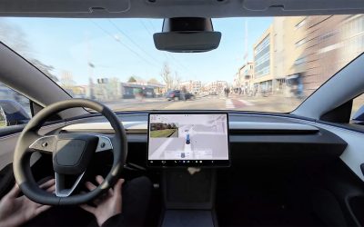 Tesla, Musk promette FSD 'quasi pronto' e guida con messaggi al volante entro due mesi