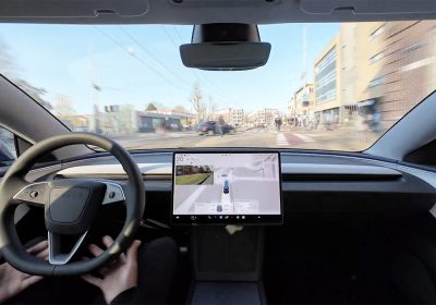 Tesla, Musk promette FSD 'quasi pronto' e guida con messaggi al volante entro due mesi