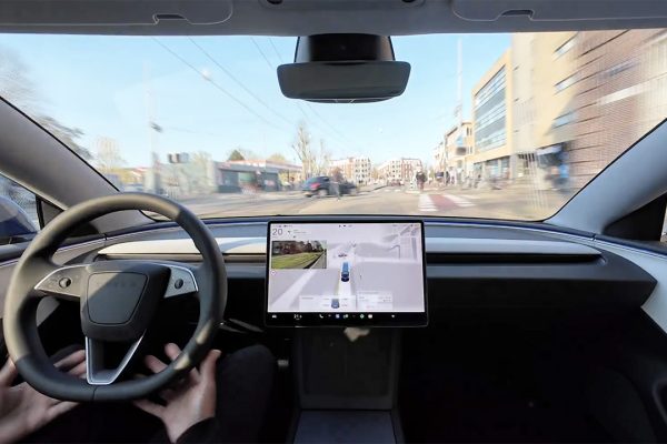 Tesla, Musk promette FSD 'quasi pronto' e guida con messaggi al volante entro due mesi