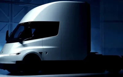 Tesla aggiorna il camion Semi, e sposta la produzione al 2026: nuovo design e più carico utile