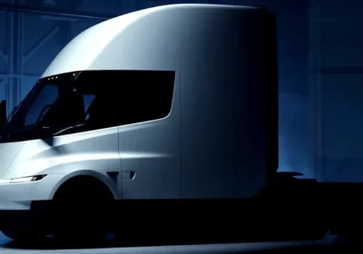 Il camion elettrico Semi è davvero pronto? Tesla ruba venditori esperti alla concorrenza