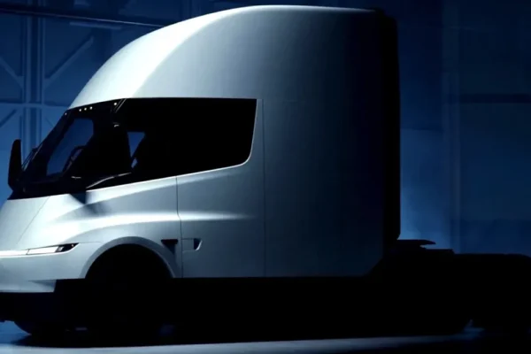 Tesla aggiorna il camion Semi, e sposta la produzione al 2026: nuovo design e più carico utile