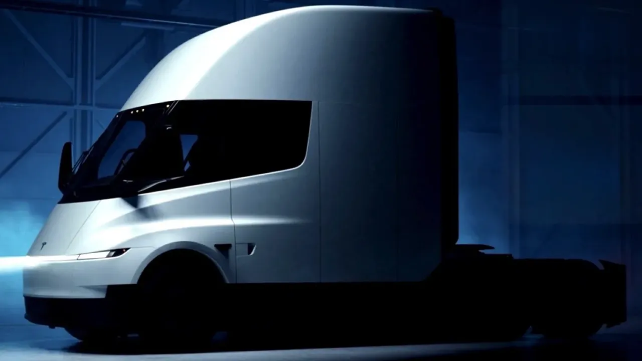 Il camion elettrico Semi è davvero pronto? Tesla ruba venditori esperti alla concorrenza