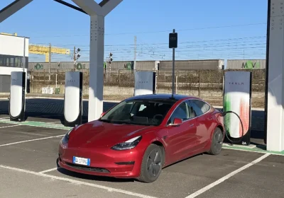 Tesla inaugura a Busto Arsizio la postazione Supercharger numero 1.000