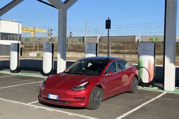 Tesla inaugura a Busto Arsizio la postazione Supercharger numero 1.000