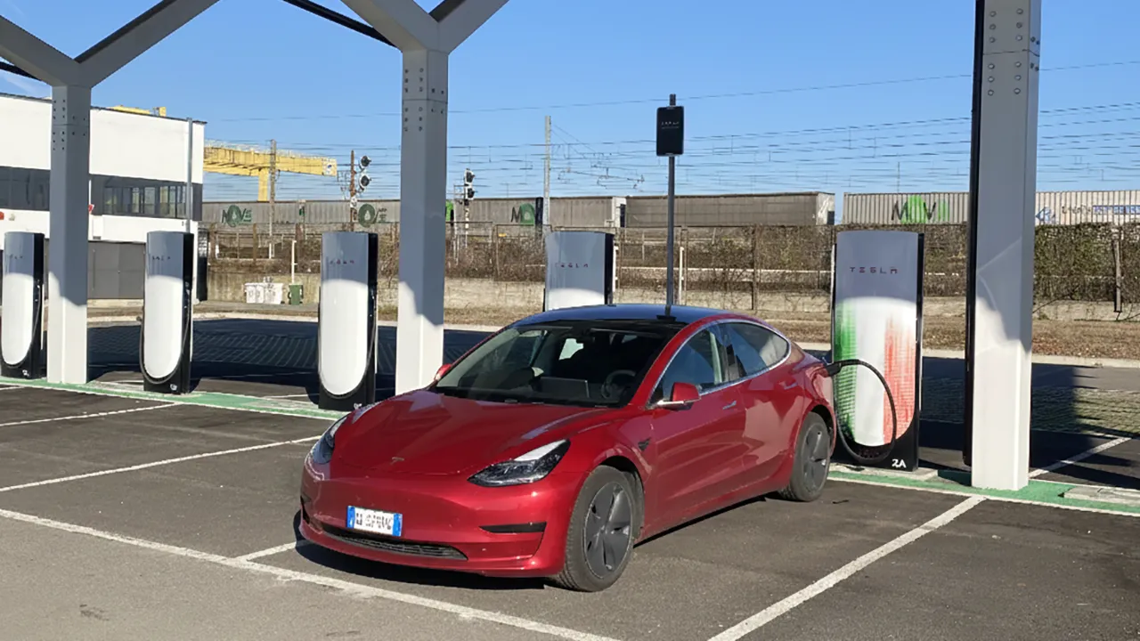 Tesla inaugura a Busto Arsizio la postazione Supercharger numero 1.000
