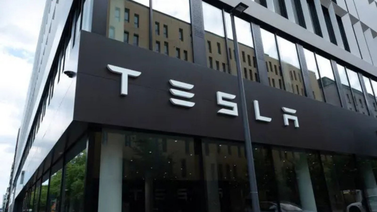 Ennesimo incidente per la guida autonoma di Tesla: il sistema finisce sotto indagine negli USA