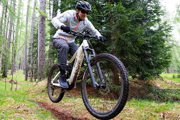 Una e-Mountain Bike di qualità ma spendendo il giusto? Super sconto di 3.000 euro