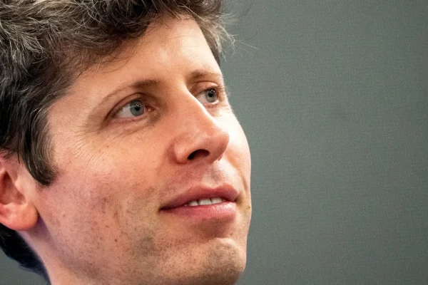 Dispositivo di OpenAI, Sam Altman e Jony Ive hanno rivelato quando finalmente lo vedremo