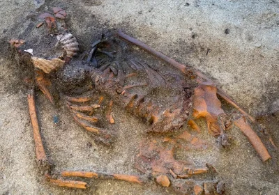 Gli archeologi sono alle prese con l’enigma di una donna vichinga sepolta con due conchiglie di capesante sulla bocca